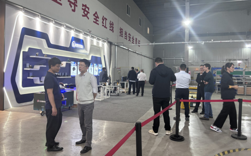 湖北省閣店政府のリーダーたちが当社を訪問・視察し、易空インテリジェンスを高く評価しました！